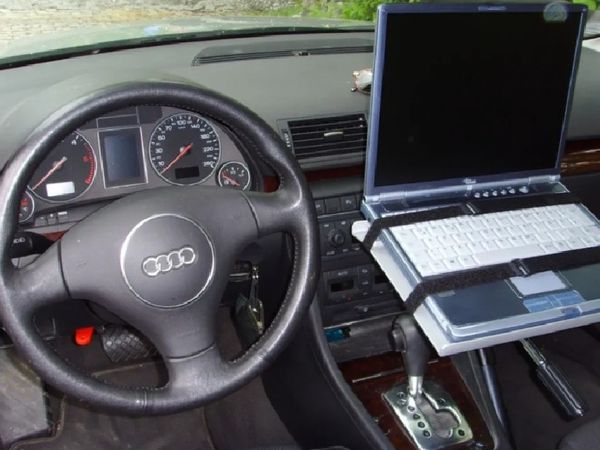 PC bord med justerbar teleskop arm